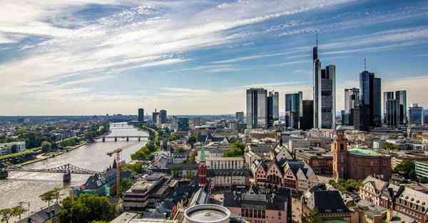 人工智能机器人和人谈恋爱