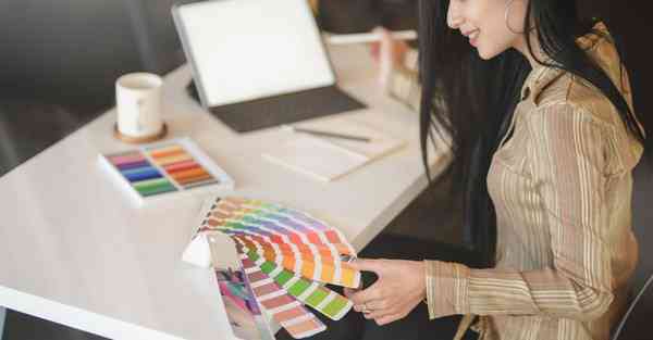 酒店智能机器人被踹